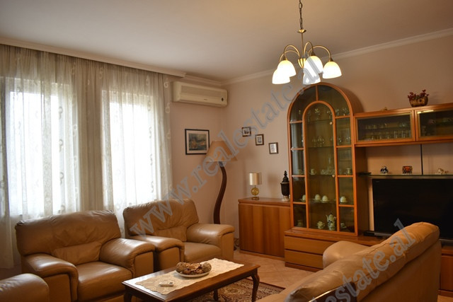 Apartament 1+1 qe ofrohet per banim&nbsp;me qera ne rrugen e Elbasanit ne Tirane.

Zyra ndodhet ne